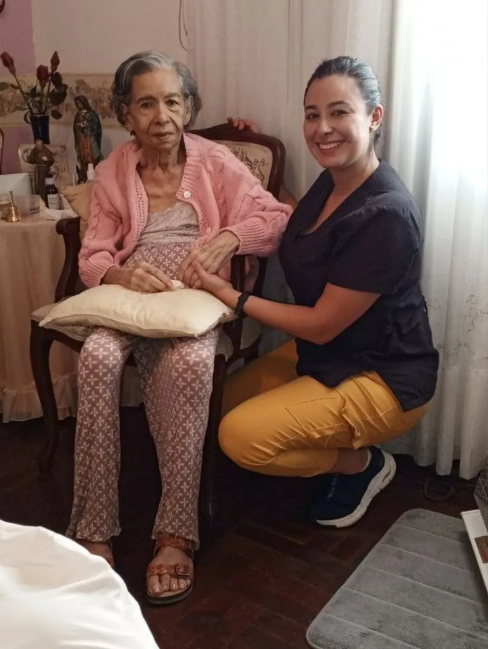 Paciente acompañada por una cuidadora de Sanad