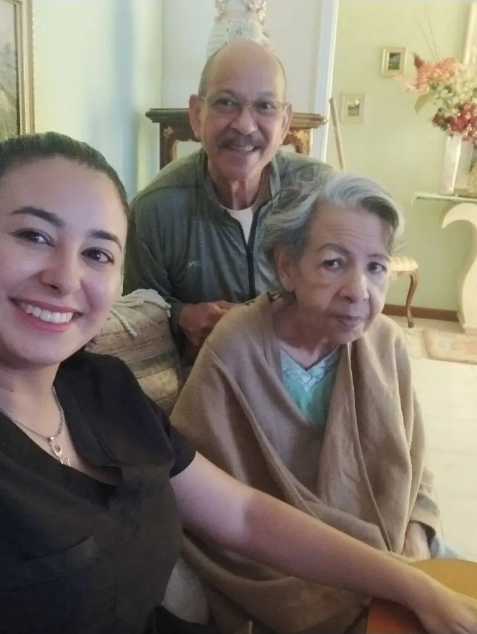 Pareja de pacientes junto a su enfermera