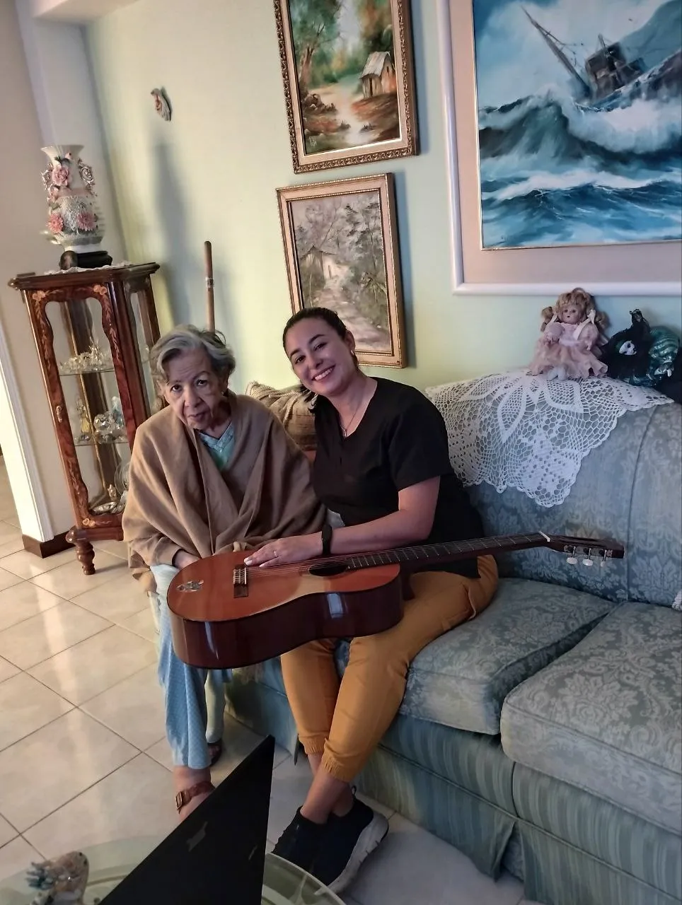Paciente compartiendo música con su cuidadora